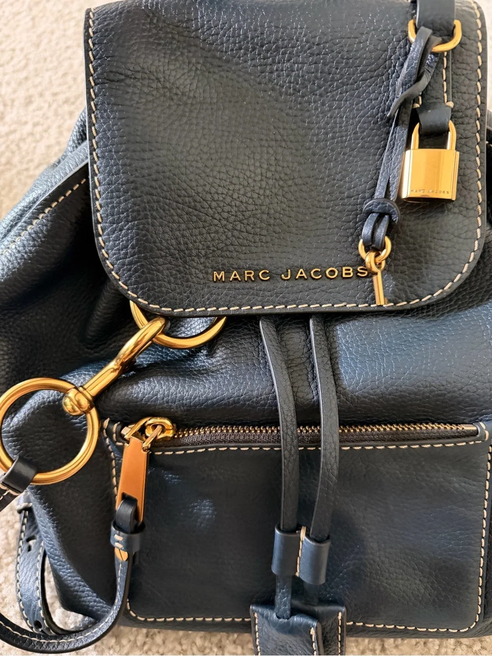 Marc Jacobs compact pebbled